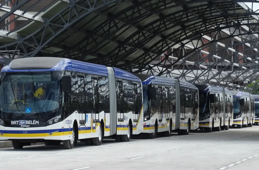 Ônibus articulados enfileirados em terminal coberto de Belém