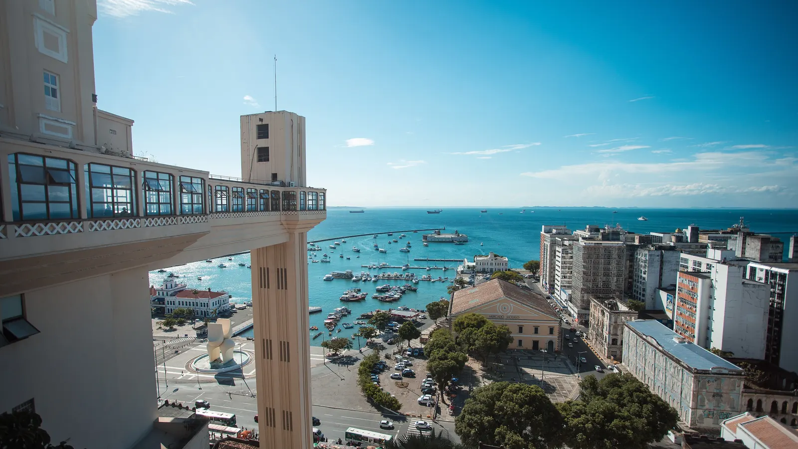 Elevador Lacerda e a Baía de Todos-os-Santos, em Salvador