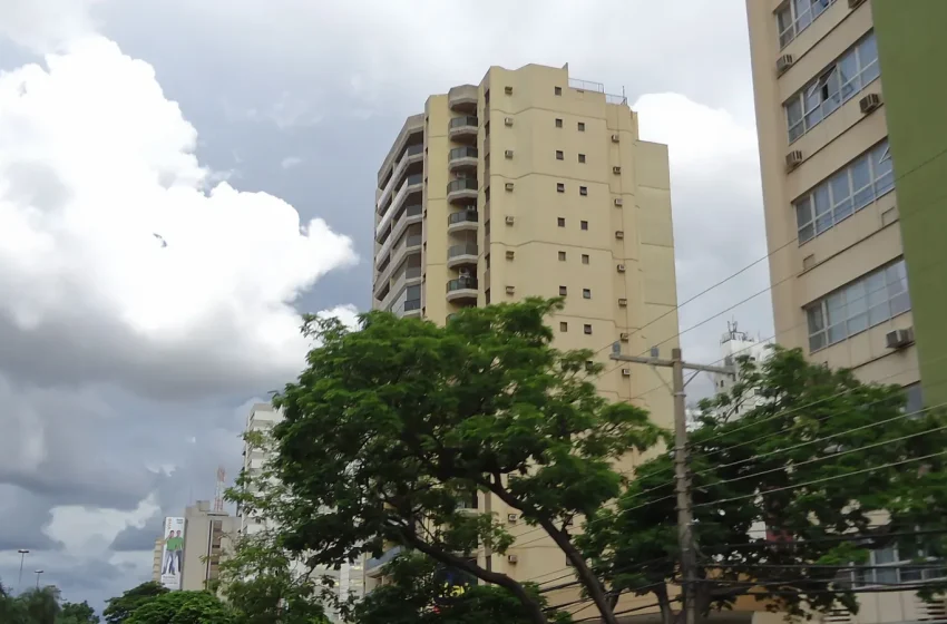 Céu carregado de nuvens sobre prédios da Avenida Afonso Pena, em Campo Grande (MS)