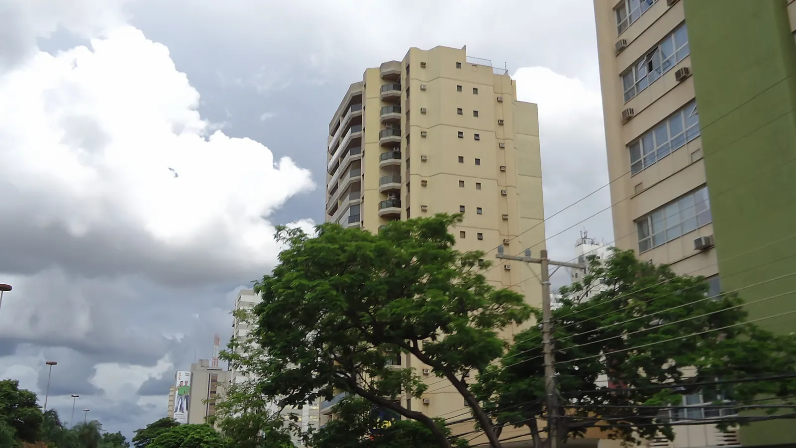 Céu carregado de nuvens sobre prédios da Avenida Afonso Pena, em Campo Grande (MS)
