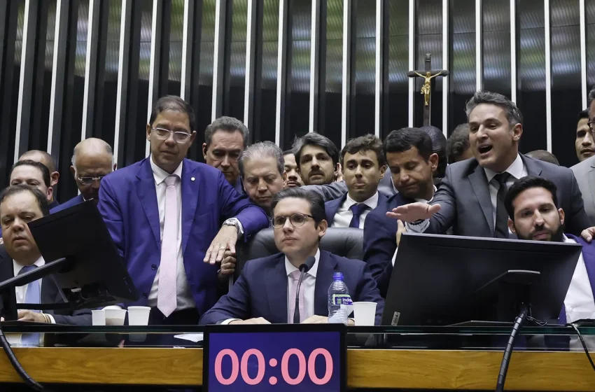 O presidente da Câmara dos Deputados, Hugo Motta, na Mesa do plenário durante abertura de sessão