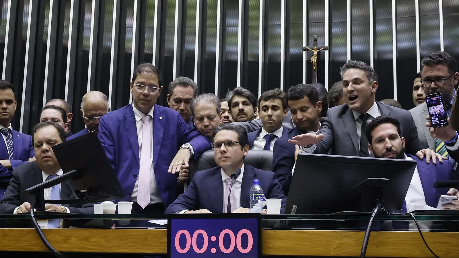 O presidente da Câmara dos Deputados, Hugo Motta, na Mesa do plenário durante abertura de sessão