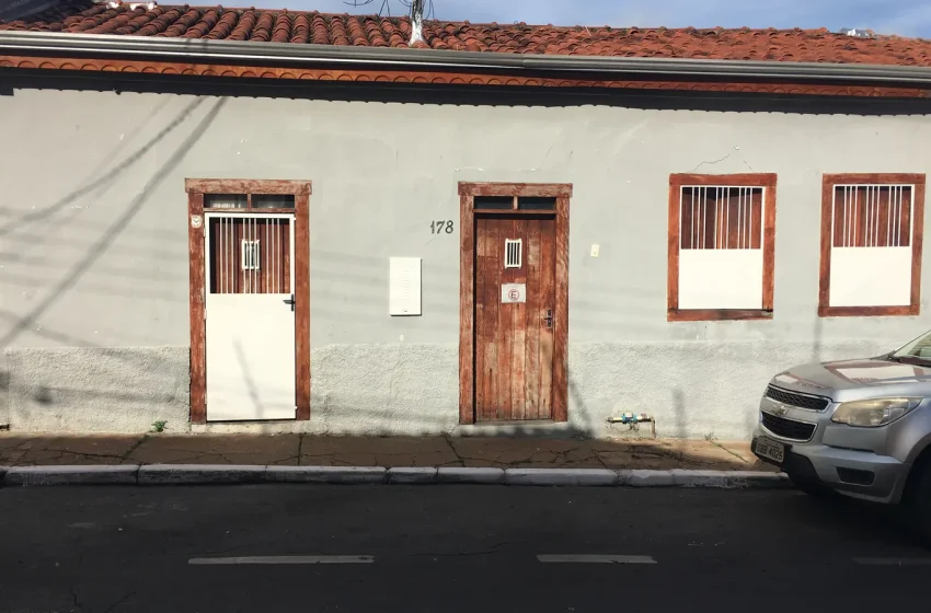 ‘Efeito dominó’: caminhão arrasta fios e derruba bancas de comerciantes em Cuiabá