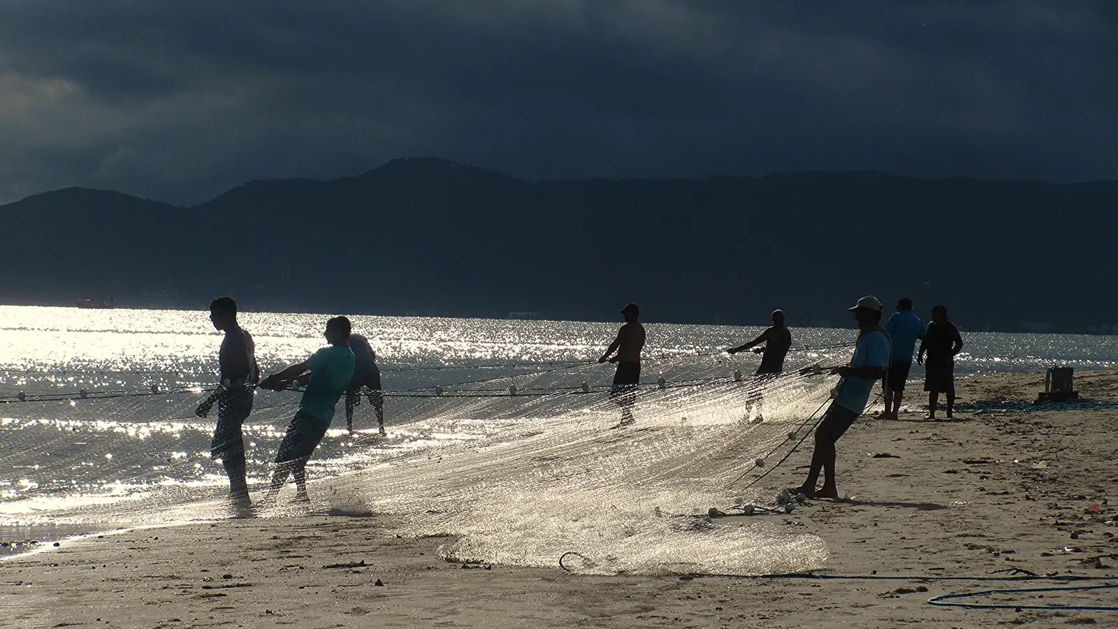 Pescadores em praia de Florianópolis