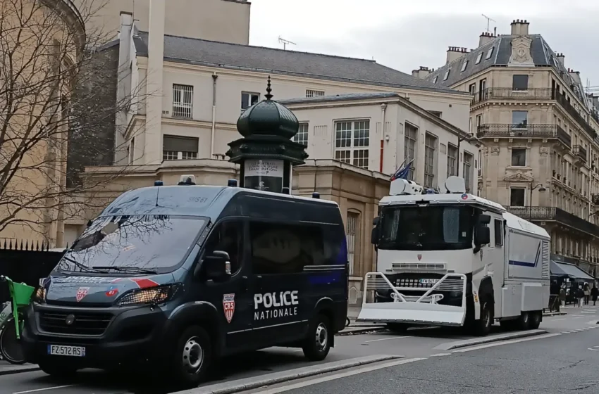 Veículo da polícia francesa com canhão de água estacionado em rua de Paris