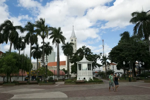 Praça Doutor Gama, no centro de Birigui, com a torre da igreja matriz ao fundo