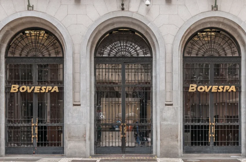 Fachada do antigo prédio da Bovespa, no centro de São Paulo, com portões de ferro em arco e o letreiro dourado Bovespa