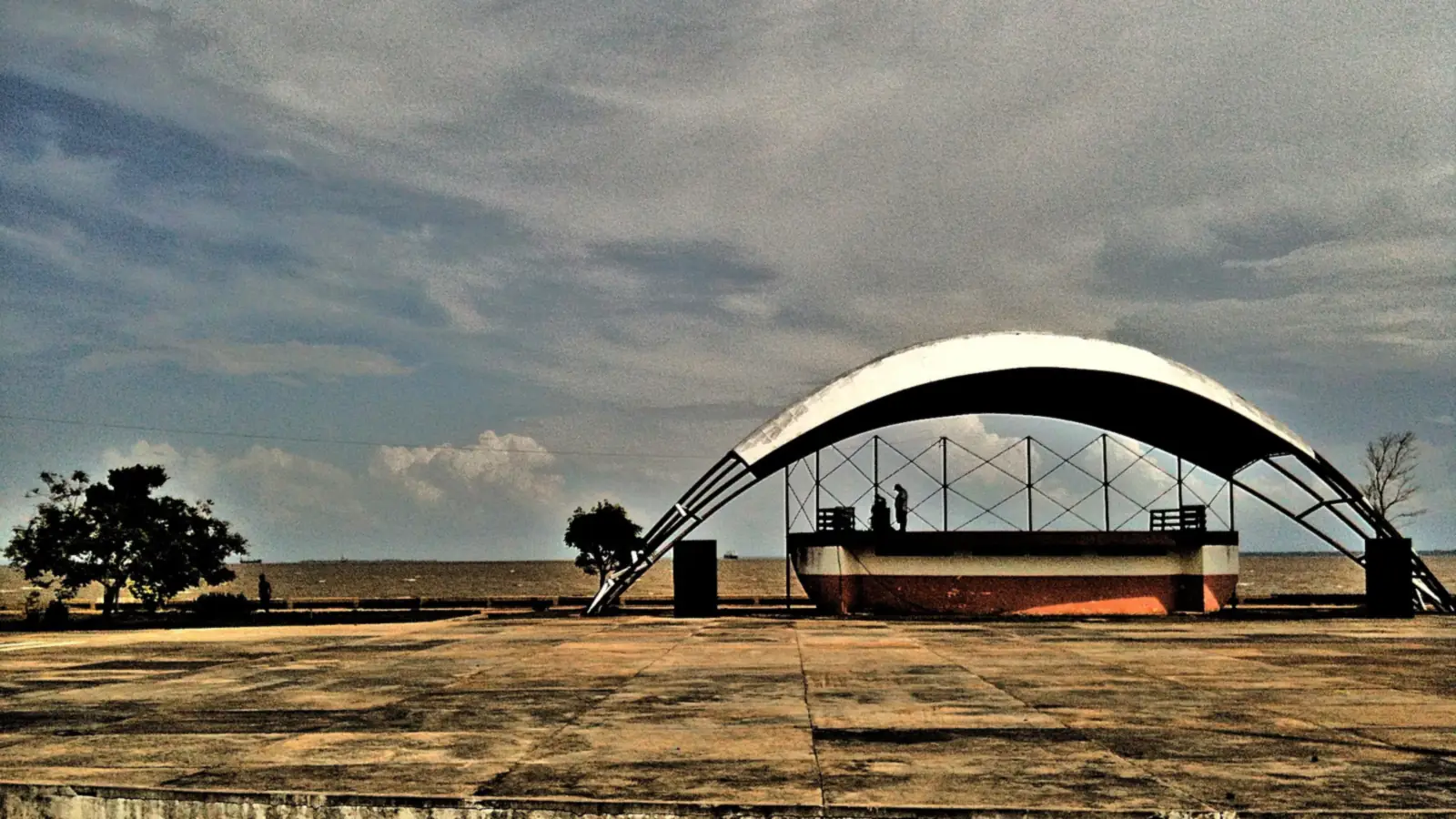 Estrutura em arco na orla de Macapá, à beira do Rio Amazonas