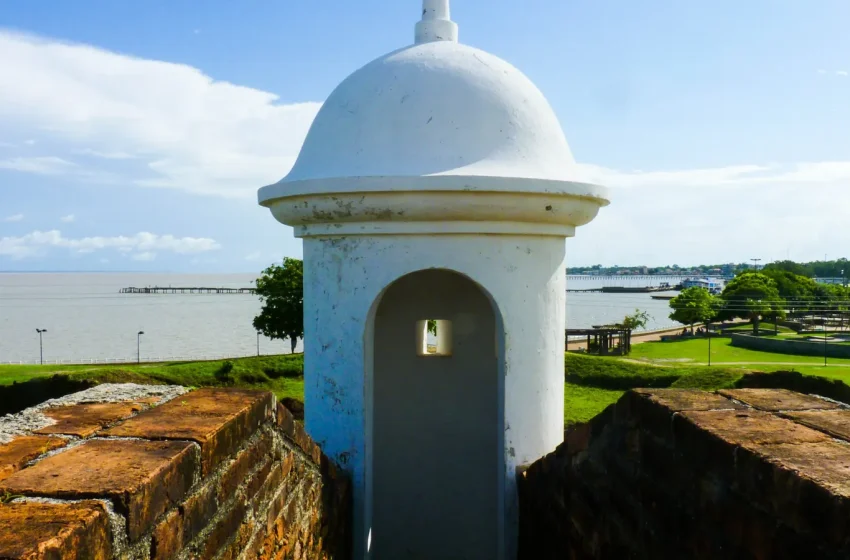 Guarita colonial da Fortaleza de São José de Macapá com o Rio Amazonas ao fundo