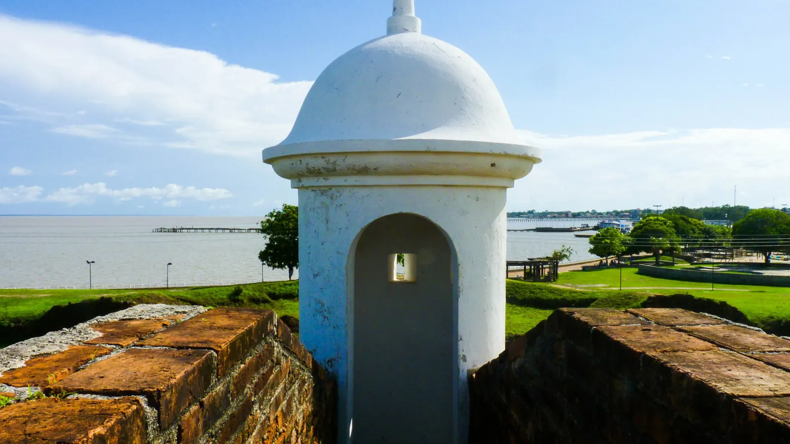 Guarita colonial da Fortaleza de São José de Macapá com o Rio Amazonas ao fundo