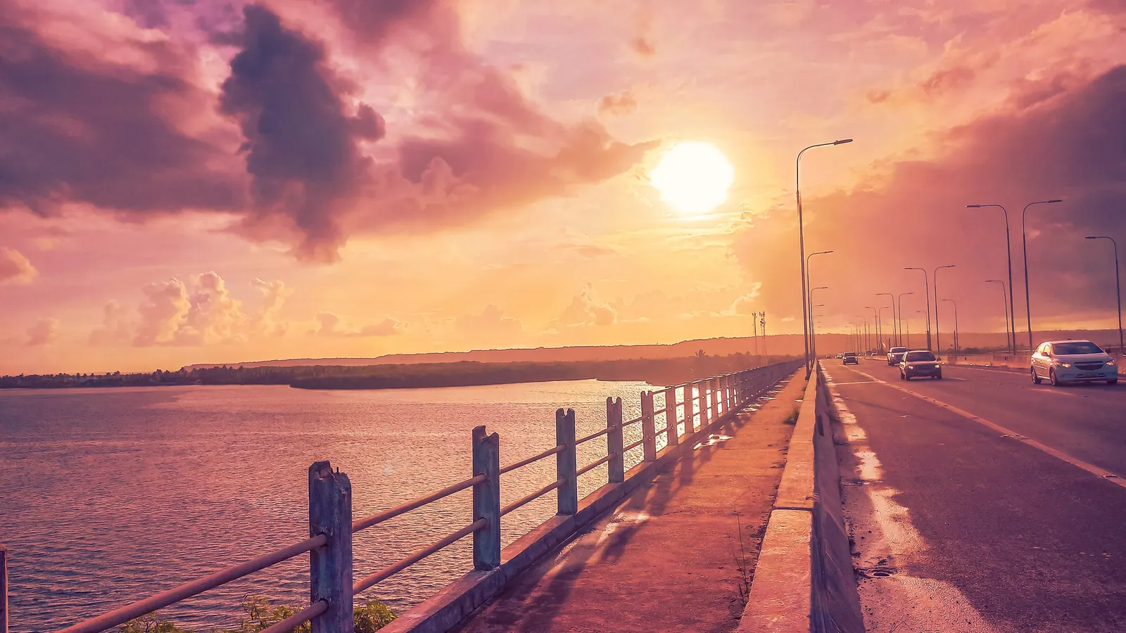 Avenida à beira d'água em Maceió ao pôr do sol