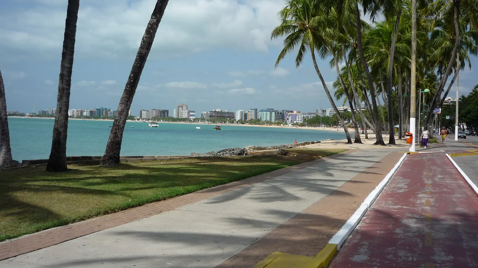 Ciclovia e calçadão à beira-mar na Pajuçara, em Maceió