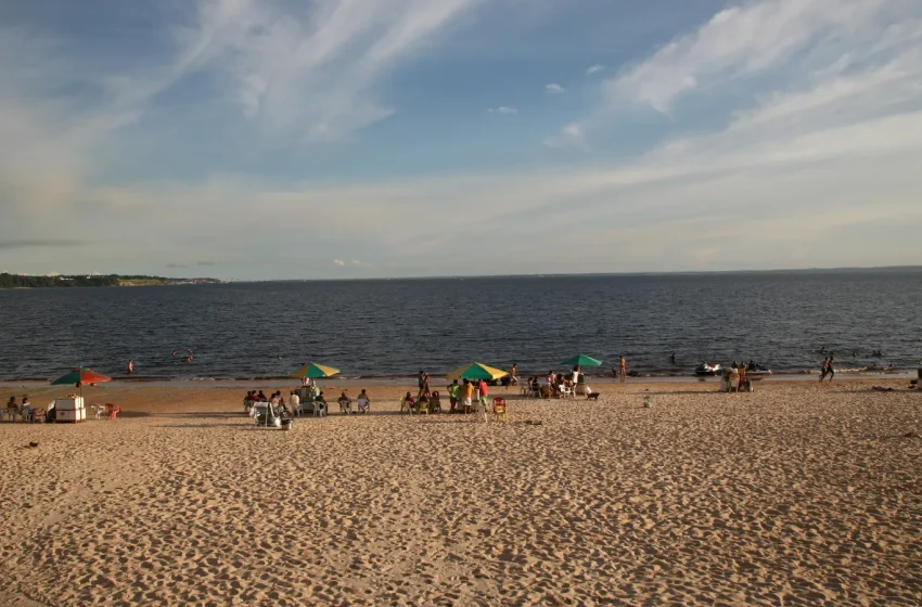 Praia da Ponta Negra, às margens do rio Negro, em Manaus, com faixa de areia exposta no período de seca