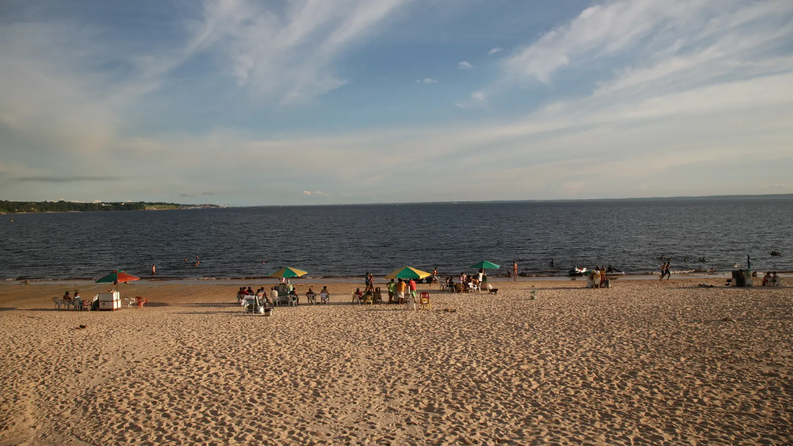 Praia da Ponta Negra, às margens do rio Negro, em Manaus, com faixa de areia exposta no período de seca