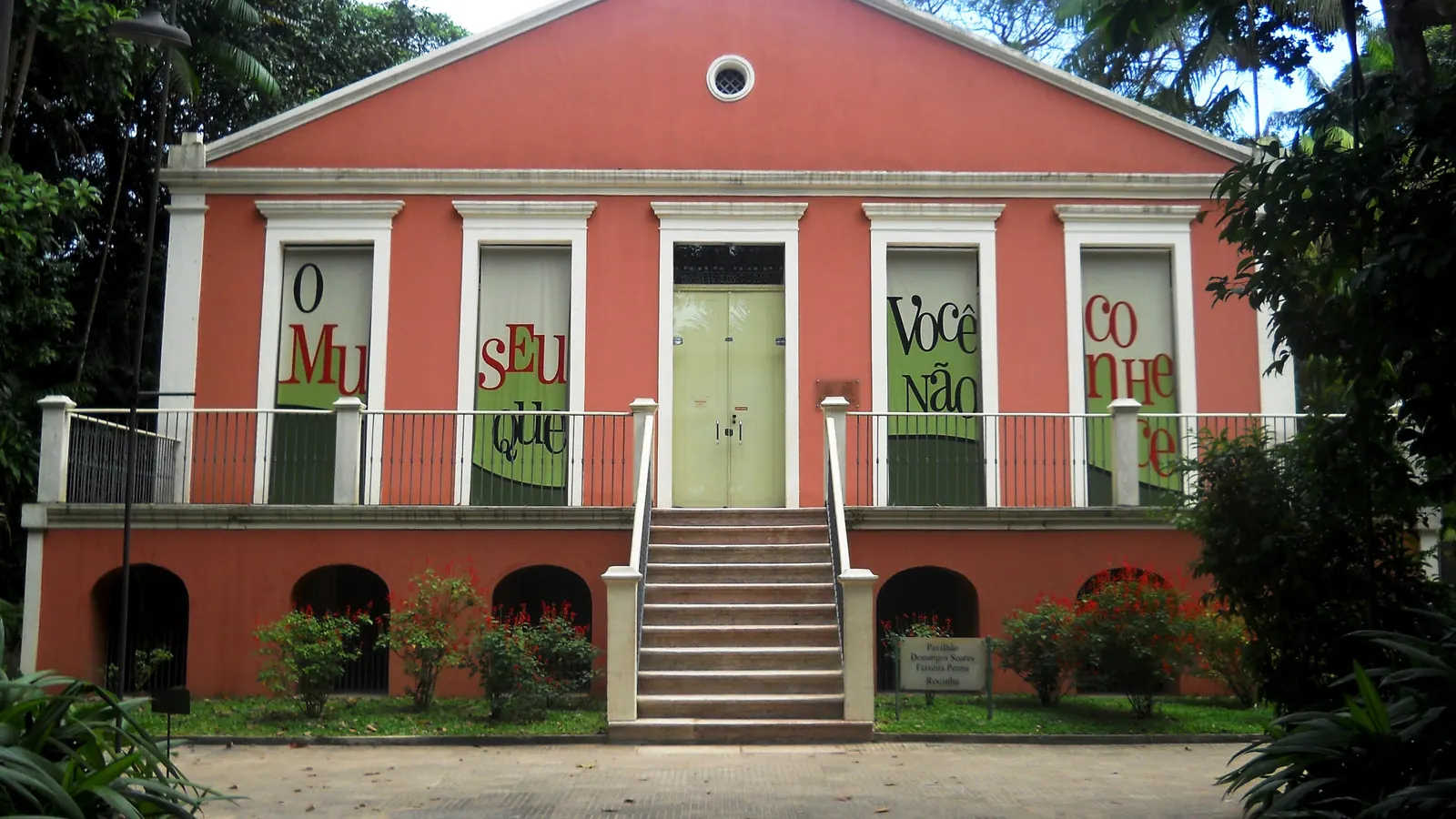Fachada de prédio histórico cor de rosa no Parque Zoobotânico do Museu Goeldi