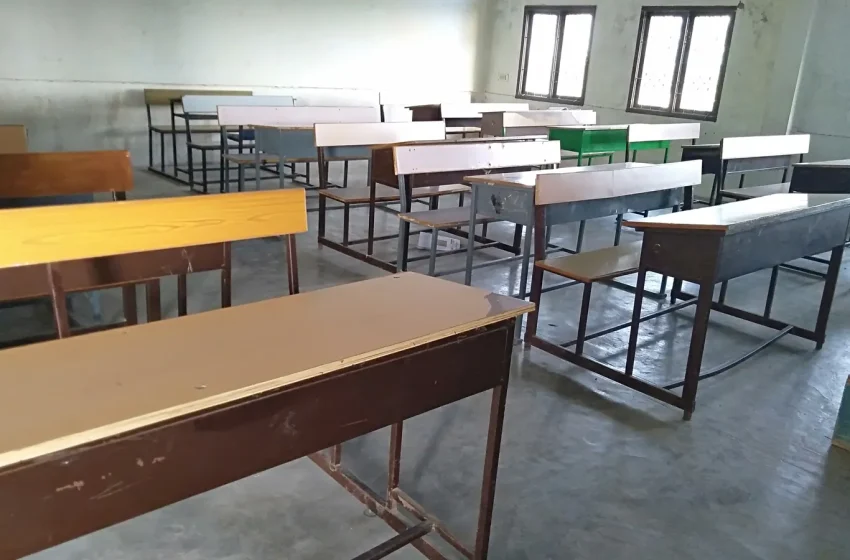 Sala de aula com carteiras vazias