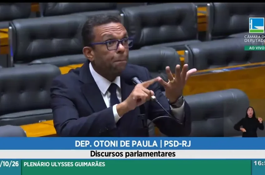 Deputado Otoni de Paula discursa ao microfone no Plenário da Câmara dos Deputados