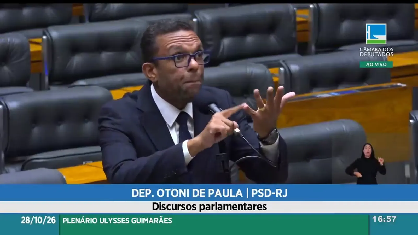 Deputado Otoni de Paula discursa ao microfone no Plenário da Câmara dos Deputados