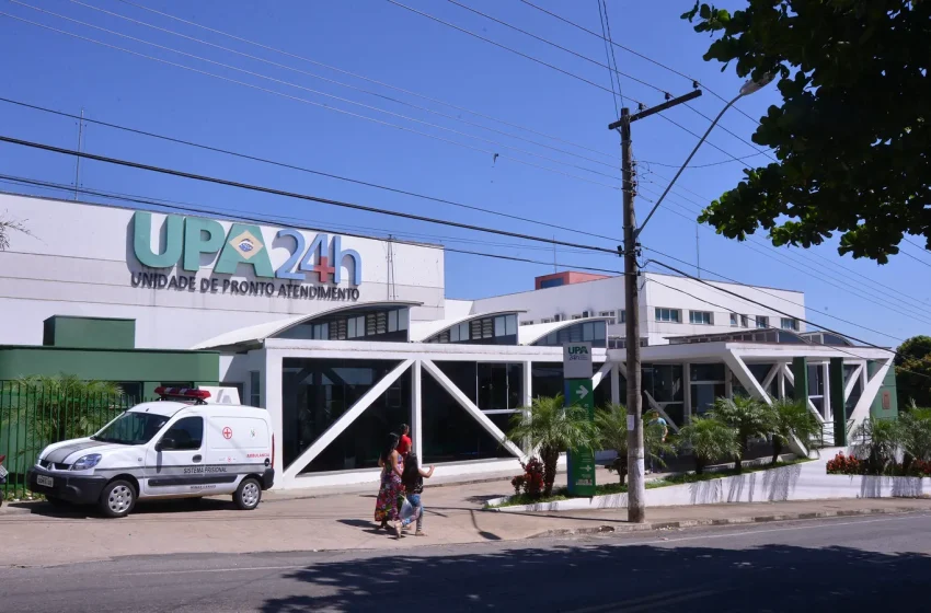 Fachada de unidade de pronto atendimento com veículo estacionado em frente