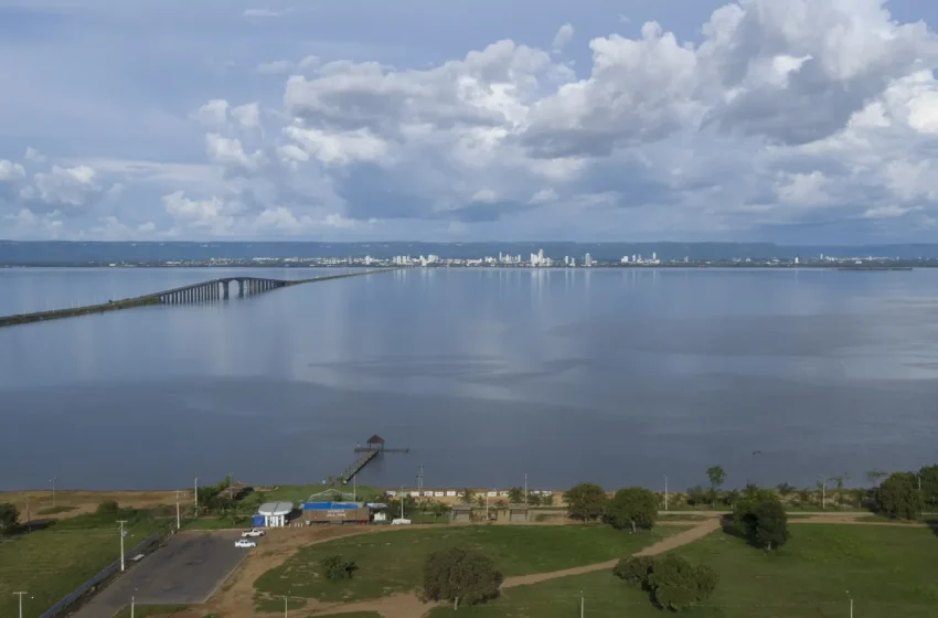 Ponte sobre o lago de Palmas com céu nublado