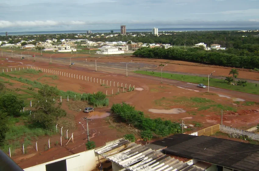 Vista aérea de área urbana de Palmas com vegetação de cerrado