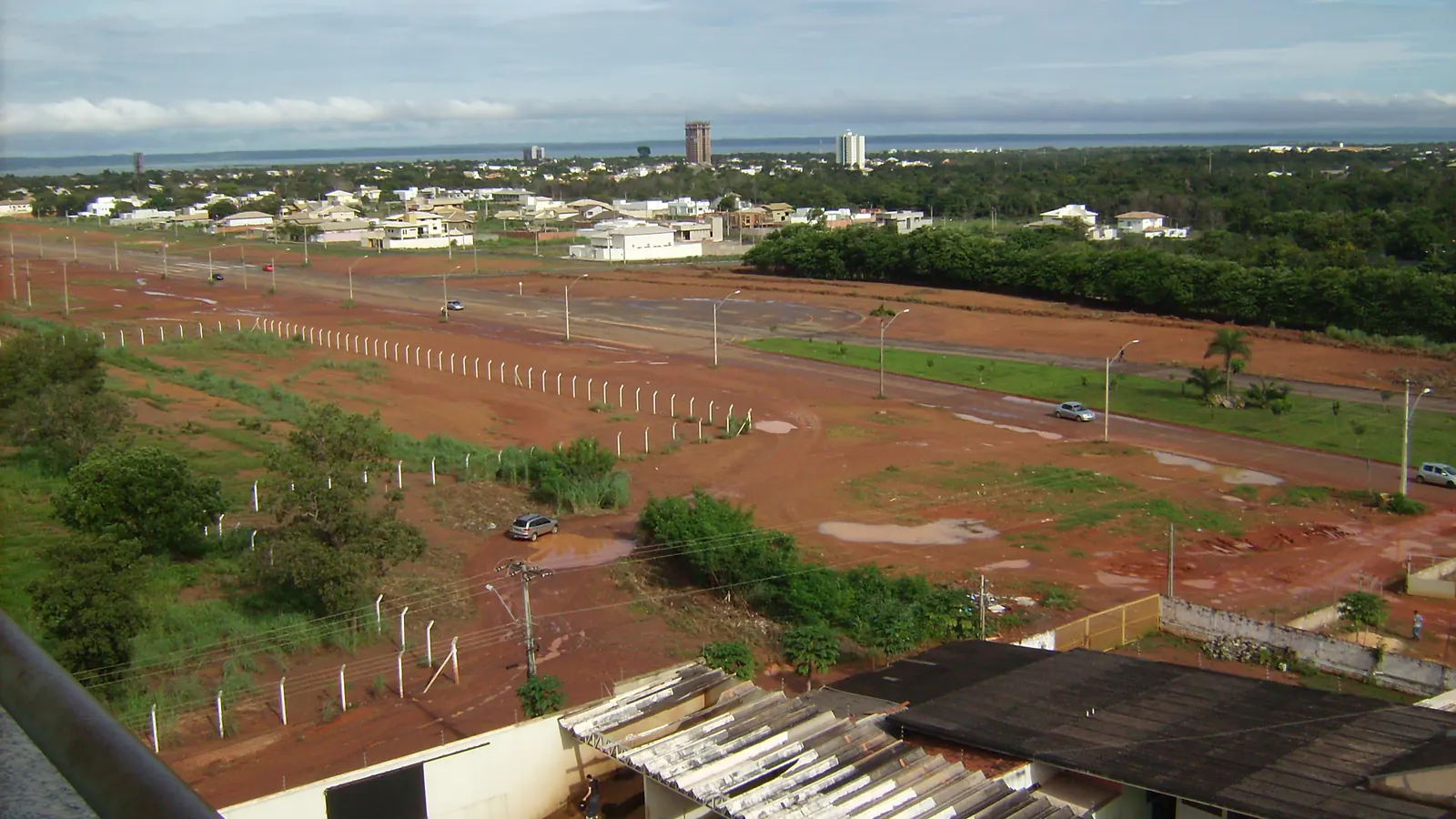 Vista aérea de área urbana de Palmas com vegetação de cerrado