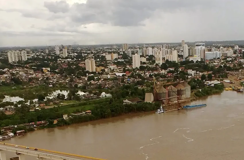 Vista aérea de Porto Velho com prédios e o Rio Madeira