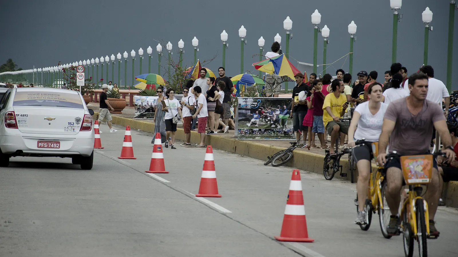Ciclistas em ciclofaixa no Cais José Estelita, no Recife
