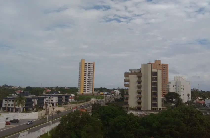 Avenida dos Holandeses, em São Luís, com veículos e prédios