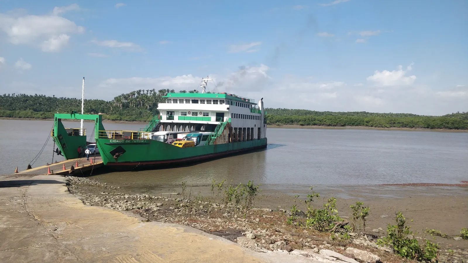 Ferry-boat atracado no terminal do Cujupe, com veículos a bordo