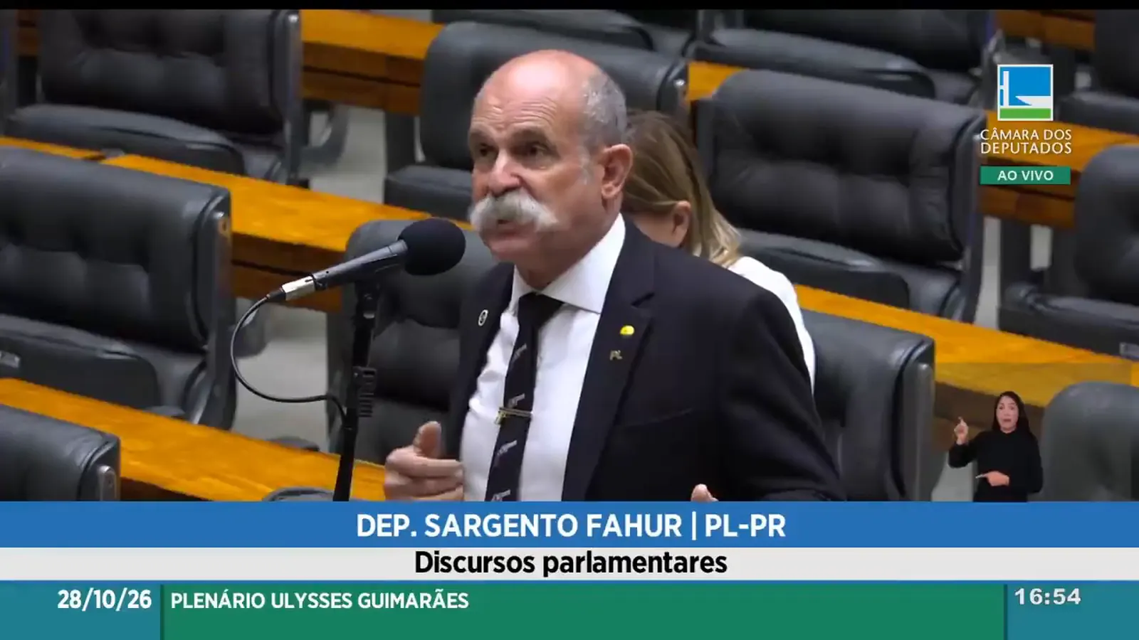 Deputado Sargento Fahur discursa ao microfone no Plenário da Câmara dos Deputados