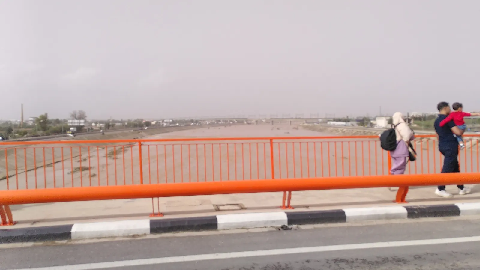 Rio Túria cheio sob ponte da estrada CV-400, na região de Valência, após as chuvas de outubro de 2024