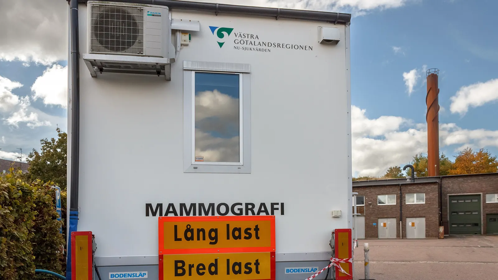 Trailer de unidade móvel de mamografia estacionado