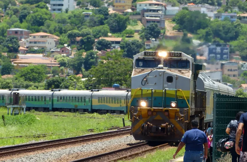 Trem de passageiros da Estrada de Ferro Vitória a Minas chegando à estação de Conselheiro Pena, em Minas Gerais
