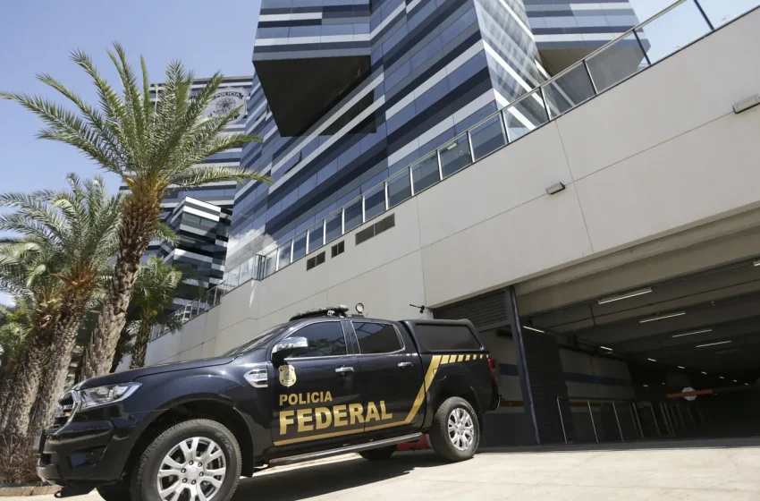 Viatura da Polícia Federal estacionada em frente à sede da PF, em Brasília